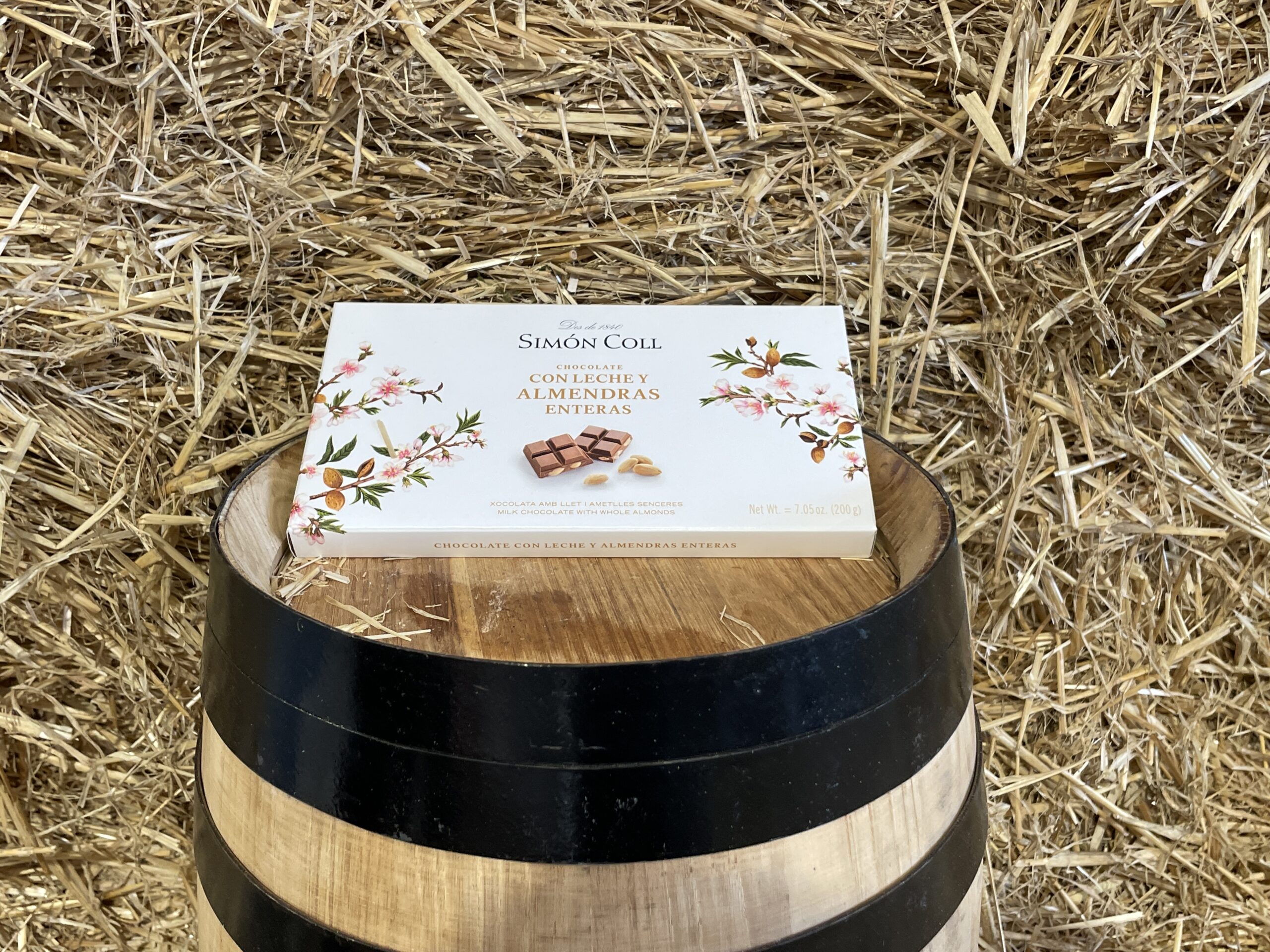 Chocolate with milk and whole almonds Simón Coll